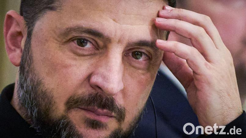 Nach Angaben von Selenskyj wurde nach den schweren Luftangriffen in der Nacht nun am Tag ein weiteres Kraftwerk angegriffen. (Archivbild) Bild: Efrem Lukatsky/AP/dpa