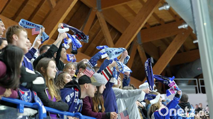 Bereits während des ersten Drittels deuteten sich Spannungen auf den Zuschauerrängen an. Bild: Elke Englmaier