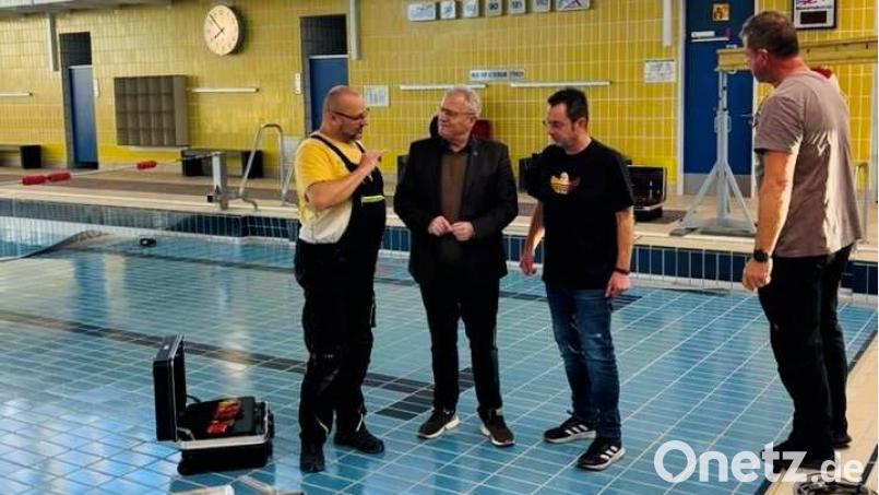 Die Reparatur des Hubbodens im Schwandorfer Hallenbad dauert rund eineinhalb Tage. Ab 3. November darf wieder gebadet werden. OB Andreas Feller (Zweiter von links) informiert sich über die Arbeiten. Bild: Daniel Weigl/Stadt Schwandorf