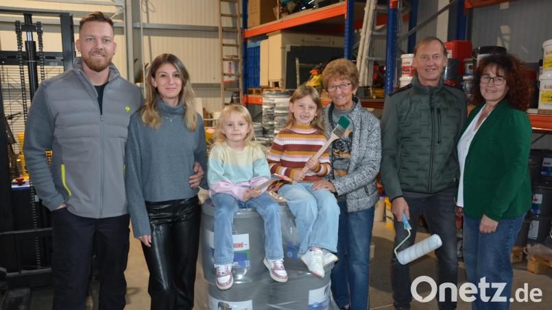 Mehrere Generationen unter einem Dach – so präsentiert sich der Malerbetrieb Blechinger aus Mitterteich im 60. Jahr des Bestehens. Auf dem Bild (von links) Firmenchef und Geschäftsführer Ralph Blechinger mit Ehefrau Katharina, ihre beiden Kinder Mila und Ella, Jutta Blechinger sowie Axel und Gisela Blechinger. Bild: jr