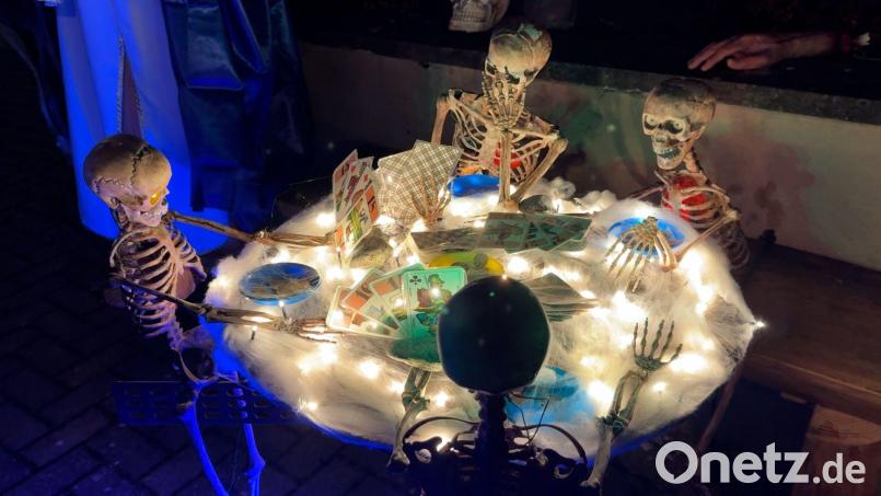 Die Kartenspieler-Skelette sind ein besonderer Blickfang im Halloween-Garten in Ehenfeld: Angela und Ingo Weiß haben hier ihre Familie beim monatlichen Tarock-Spiel verewigt. Bild: Heike Unger