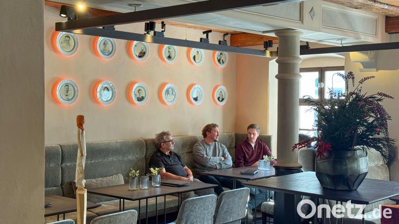 Herbert Hottner (von links), Michael Lier und Michael Belmer sitzen dort, wo früher das Büro der Metzgerei Hottner gewesen ist Bild: Petra Hartl