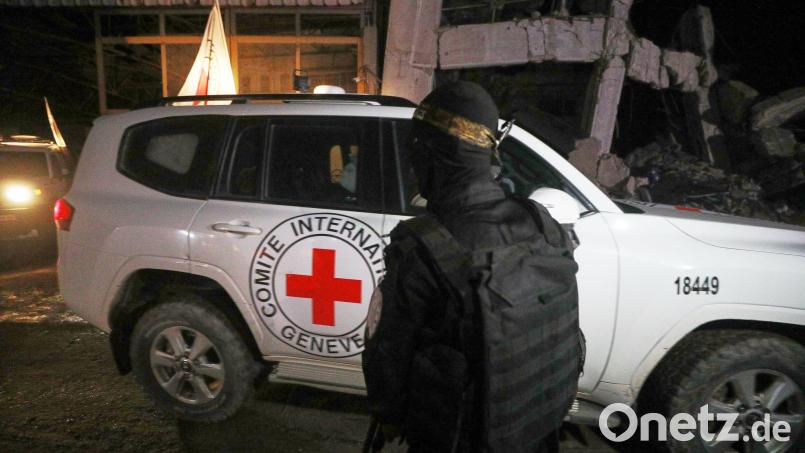 Bewaffnetes Hamas-Mitglied bei Übergabe von Geisel-Leichen. (Archivbild) Bild: Yousef Al Zanoun/AP/dpa