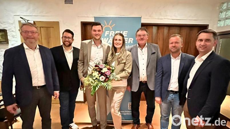 Die Wählergemeinschaft Arbeitnehmer-Eigenheimer Vilseck hat ihre Kandidaten zur Kommunalwahl 2026 nominiert. Frederic Pröls (neben ihm seine Frau Tonia) tritt als Bürgermeisterkandidat an. Bild: Wählergemeinschaft Arbeitnehmer-Eigenheimer Vilseck