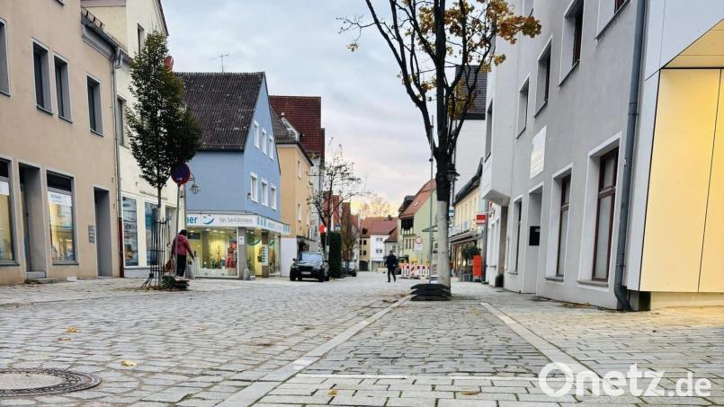 Die Breite Straße in der Schwandorfer Innenstadt wird ab Freitag, 31. Oktober, gegen Mittag wieder vollständig für den Verkehr freigegeben. Bild: Andreas Feller
