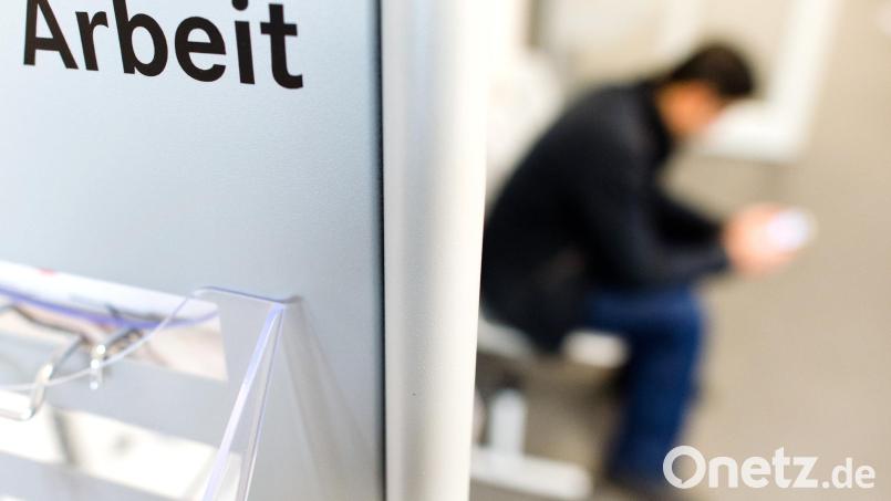 Die Zahl der Arbeitslosen hat im Bereich der Arbeitsagentur Weiden im Oktober 2025 abgenommen. Symbolbild: Julian Stratenschulte/dpa