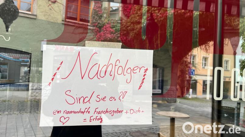 Für das Lokal am Oberen Tor in Weiden wird mit diesem Zettel im Schaufenster ein Nachfolger gesucht. Bild: Gabi Schönberger
