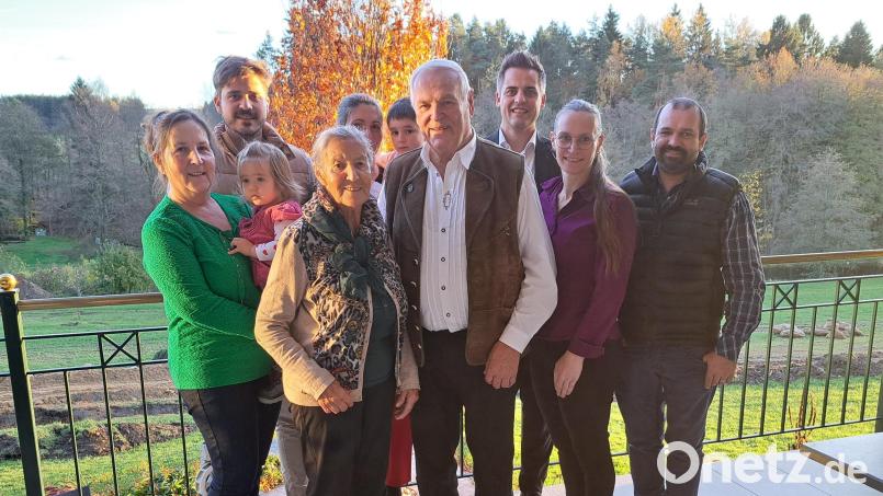 Die Familie und Bürgermeister Rudolf Teplitzky (Dritter von rechts) sowie Vereinsvertreter und Melanie Roth vom Pfarrgemeinderat (Zweite von rechts) gratulierten Herbert Brunner (Mitte) zum 85. Geburtstag. Bild: wel