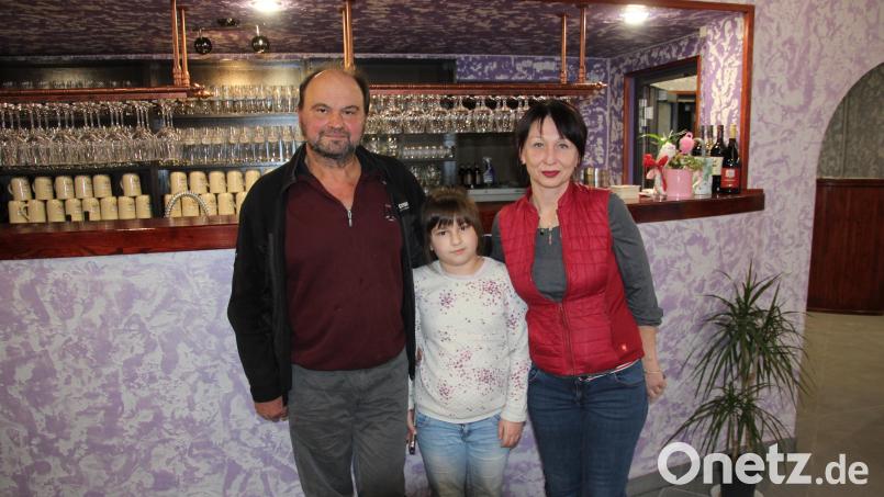 Helmut (links) und Nataliia Zagler (rechts) betreiben das Lokal "Zur Alm". In der Mitte die gemeinsame Tochter Karolina. Bild: kro