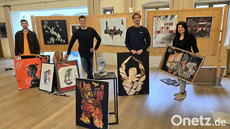 Inge, Carsten, Moses und Levi Dick (von rechts) zeigen ihre neueste Ausstellung mit dem Titel &quot;Bodyssee&quot; im Tagungszentrum der Burg Falkenberg. Bild: lnz