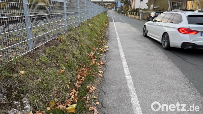 Hier am Rosenberger Bahnhof teilt ein weißer Strich eine Gehfläche ab – sie soll wieder aktiviert werden. Bild: ge
