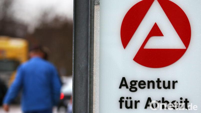 Im Oktober 2025 ist die Arbeitslosigkeit im Landkreis Tirschenreuth gesunken, besonders bei Jugendlichen. Symbolbild: Bernd Wüstneck/dpa