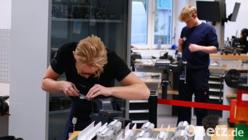 Mechatroniker Azubi Stefan Haupt gewinnt die Goldmedaille beim ersten World-Skills-Regio-Cup in der Nordoberpfalz. Bild: Marc Wohlfart