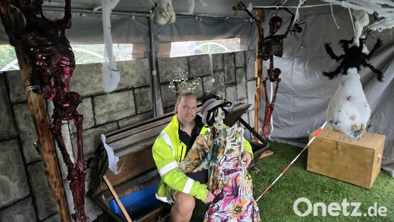 Wolfgang Fleischer wird heuer an Halloween nicht wieder selbst im Sarg im Grusel-Zelt liegen - wo und wie er sein Unwesen treiben und Besucher erschrecken wird, lässt er offen. Bild: lnz