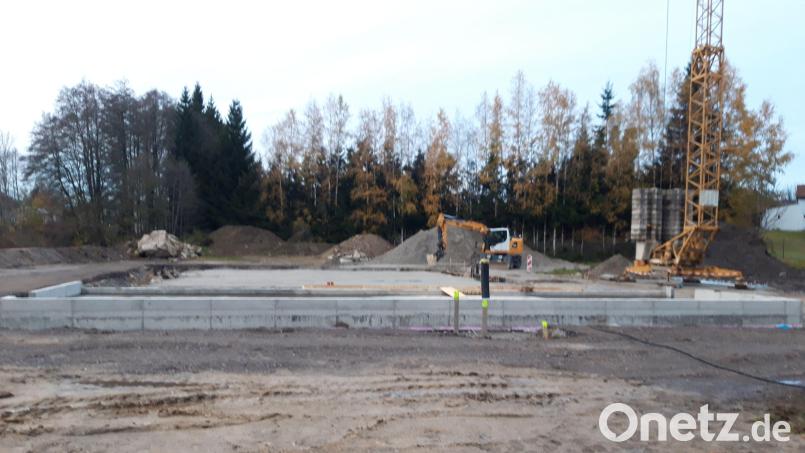 Nachdem die Arbeiten an den Fundamenten diese Woche beendet werden, soll ab nächster Woche die neue Halle für den Bauhof errichtet werden. Bild: wkr