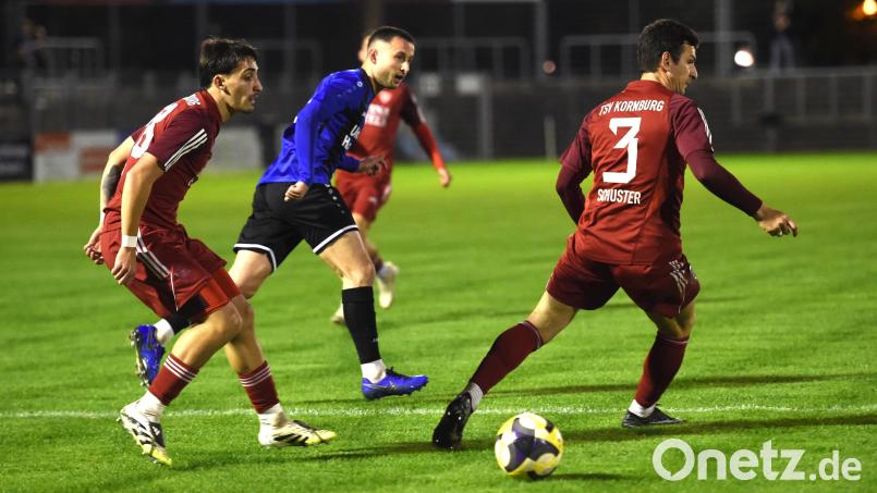 Wo ist die Lücke? Auf die Pässe von Moritz Zeitler (Mitte) wird es für die SpVgg SV Weiden auch im Heimspiel gegen Fortuna Regensburg ankommen. Archivbild: Gerhard Büttner