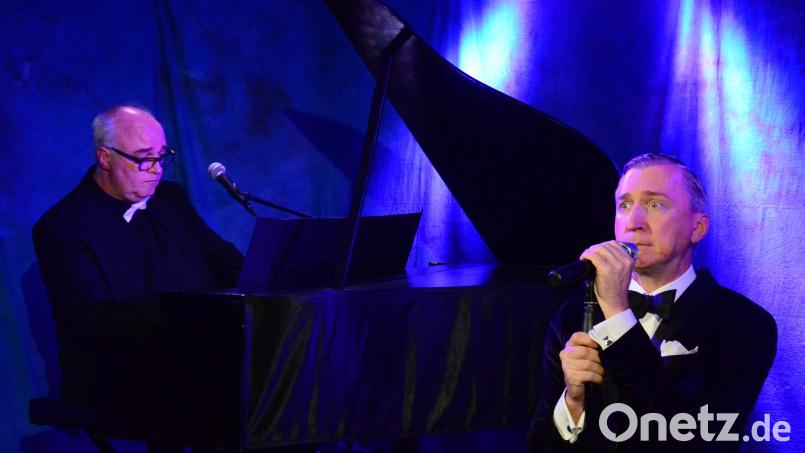 Sänger Sebastian Coors und Pianist Norbert Lauter verstanden es, die Eleganz der Zwanziger Jahre mit augenzwinkernder Gegenwartssatire zu verbinden. Bild: Kunz