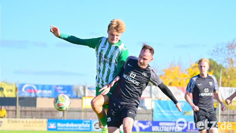 Christian Zimmermann (links) und seine Mitterteicher müssen zur SpVgg Saalestadt. Archivbild: Thomas Schrems