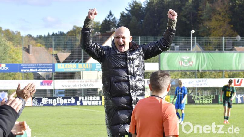 Tobias Rösl, Trainer DJK Ammerthal, hat derzeit gut jubeln: Sein Team geht als Tabellenführer in die zweite Halbserie. Bild: Hubert Ziegler