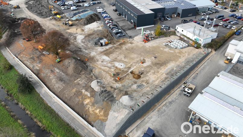 Auf der Baustelle am Marktredwitzer Angerplatz ist gerade viel in Bewegung. Vorne links ist die abgesicherte Böschung entlang des Radweges zu sehen, vorne rechts die Steinmauer als Absturzsicherung zum benachbarten Tedox-Gebäude. Bild: Geotechnik Bau