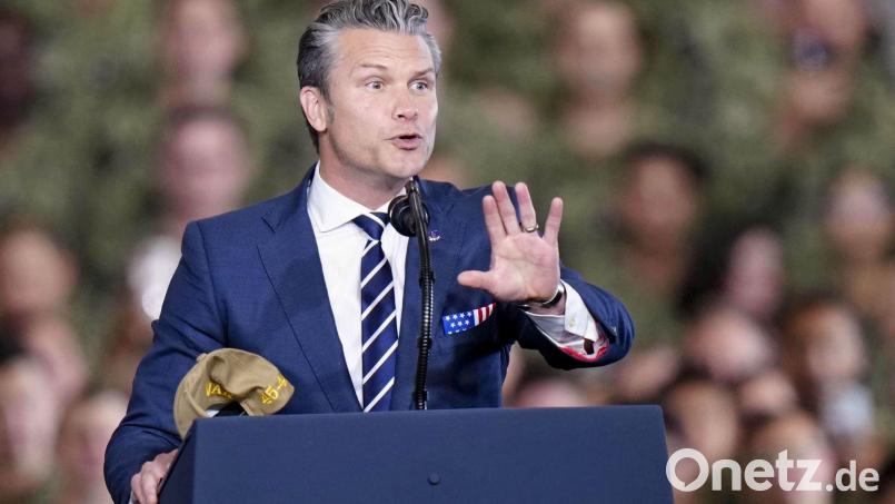 Verkündet schon wieder einen tödlichen US-Angriff auf ein Boot im Pazifik - Pentagon-Chef Hegseth. Bild: ---/kyodo/dpa