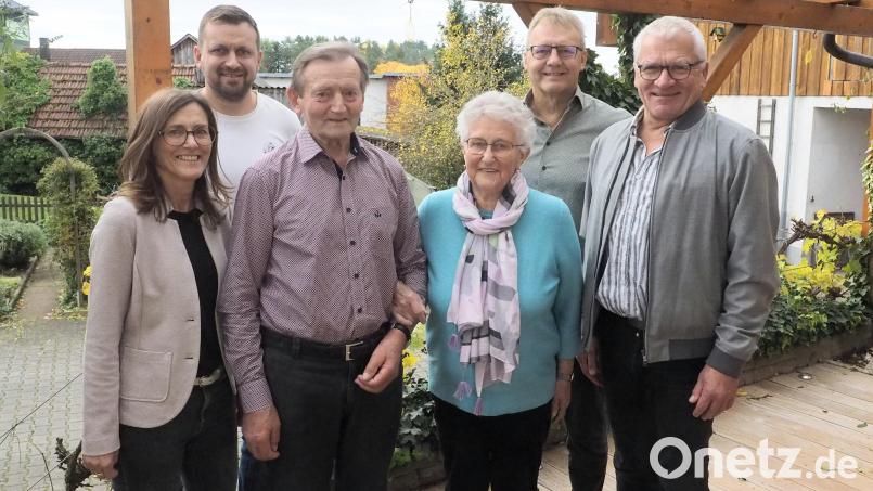 Georg Siegler (Dritter von links) aus Gunzendorf hat seinen 90. Geburtstag im Kreise seiner Familie und Freunde gefeiert. Bild: kek