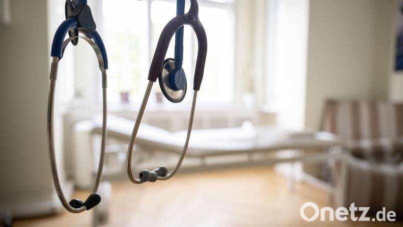 Der Hausarztmangel im Versorgungsbereich Waldsassen-Bad Neualbenreuth nahm für eine Seniorin aus Waldsassen eine beinahe lebensbedrohliche Entwicklung. Symbolbild: Sebastian Gollnow/dpa