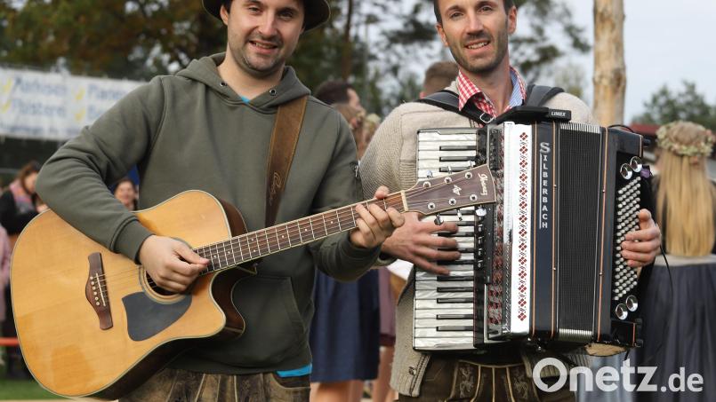 Die Beßenreuther-Brüder Patrick (Gitarre) und Christian (Quetsche) bekannt auch als „d´Hohlweglauerer“ spielen eine wichtige Rolle bei der Aktion des BR. Sie sollen die Sängerinnen und Sänger bei der Aktion „Bayern singt“ begleiten. Bild: Rudolf Walberer
