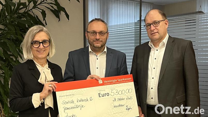 Vorstandsmitglied Johann Zach (rechts) überreicht zusammen mit Kundenberaterin Monika Höllerer (links) einen symbolischen Spendenscheck in Höhe von 5.300,00 € an Waidhaus Ersten Bürgermeister Markus Bauriedl (Mitte). Bild: Melanie Burger-Hoffmann