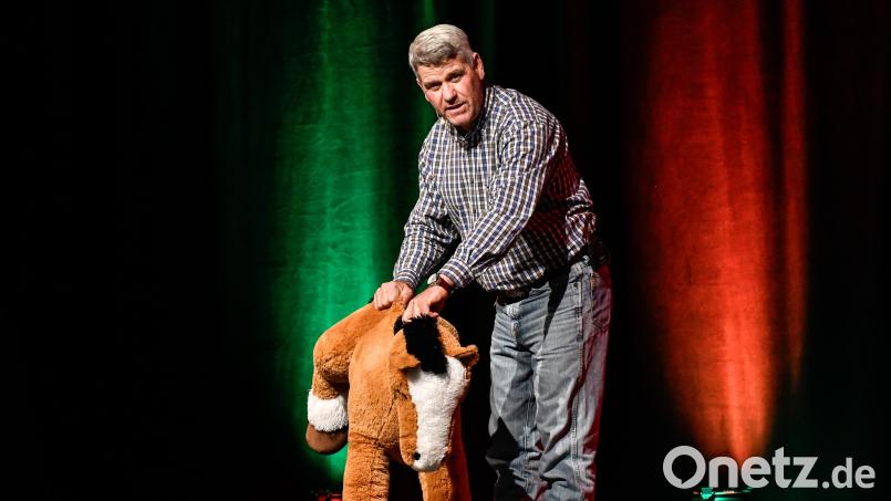 Bernd Hackl erfolgreicher Pferdetrainer in der kubus Bühne Ursensollen. Mit dem Programm S´Leben könnt´so einfach sein. Bild: Petra Hartl