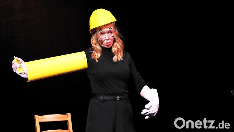 Schreckt bei der Amberger Lachnacht auch nicht davor zurück, in lächerliche Rollen zu schlüpfen: Christine Eixenberger demonstriert als Ausbilder für den Bastelunterricht an der Grundschule, wie man garantiert den Sicherheitsabstand bei der Arbeit mit der Bastelschere einhält. Bild: Peter Ringeisen