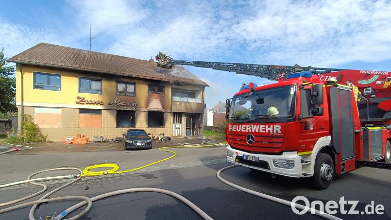 In Flammen stand am Sonntagnachmittag der frühere Gasthof "Zum Max'n". Zum Einsatz kam auch die Drehleiter der Feuerwehr Tirschenreuth. Bild: nic