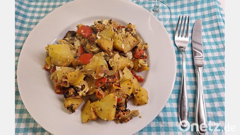 Diese einfache Rezept für eine mediterrane Kartoffelpfanne kommt in der Regel auch bei Gästen gut an. Bild: bl