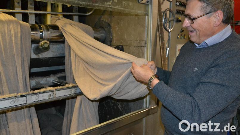 Paulus Mehler erklärt die Produktion der Stoffe in seinem Unternehmen. Bild: Thorsten Schreiber