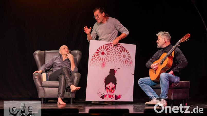 Schauspieler Georg Clementi, Maler Michael Ferner und Gitarrist Ossy Pardeller (von links) arbeiten sich in 90 erstaunlichen und vergnüglichen Minuten durch 2500 Jahre Zivilsation. Bild: Taro Ebihara/exb