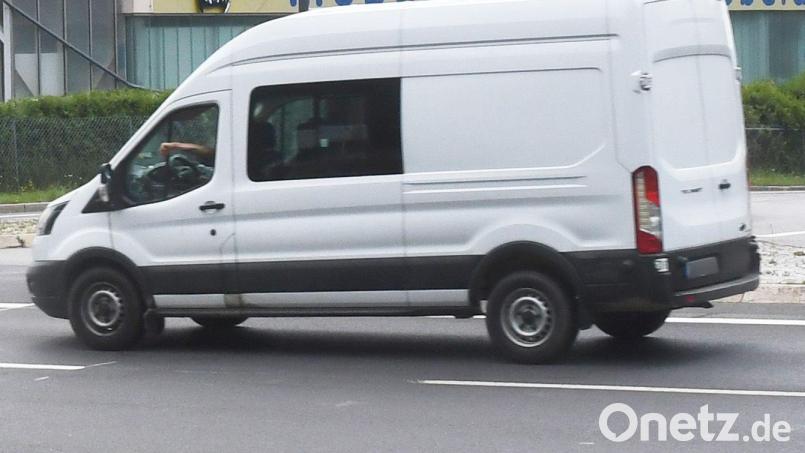 Vor einem weißen Kleintransporter wird in sozialen Medien gewarnt – der Fahrer soll angeblich in Tirschenreuth Leute zum Mitfahren auffordern. Bei diesem Foto handelt es sich um ein Symbolbild. Symbolbild: Gabi Schönberger
