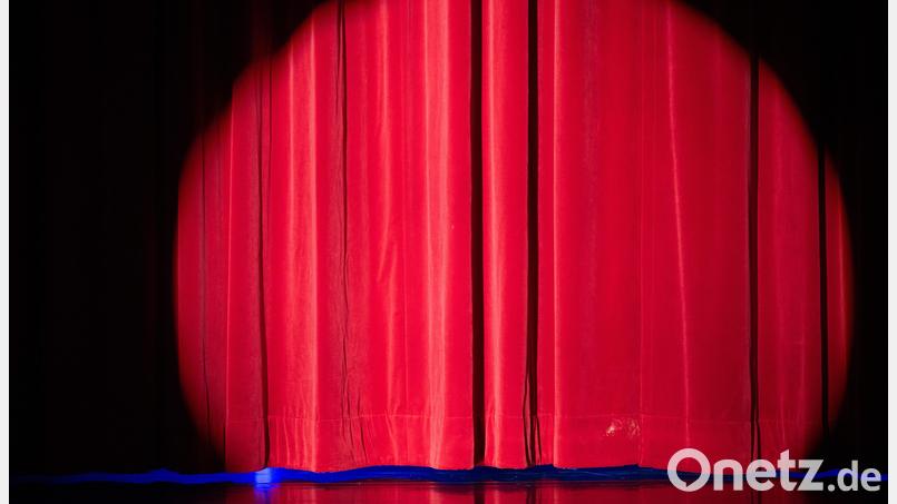 Noch ist der Vorhang zu. Doch bald beginnt die Vorstellung. Und dann heißt es – Handy aus und Blick auf die Bühne. Symbolbild: Sebastian Kahnert/dpa