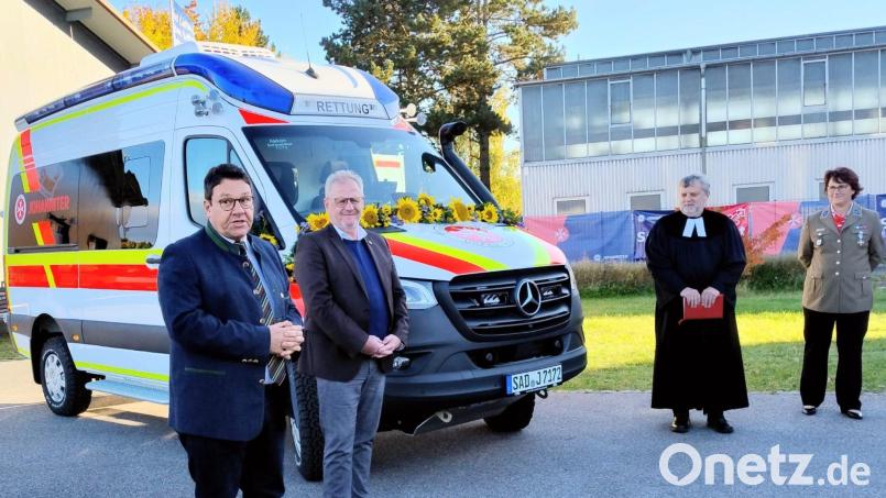 Bürgermeister Thomas Falter, Oberbürgermeister Andreas Feller, Pfarrer Stefan Drechsler und Ortsbeauftragte Andrea Scherübl (von links) freuen sich über das neue Fahrzeug. Bild:  Wolfang Wellnhofer