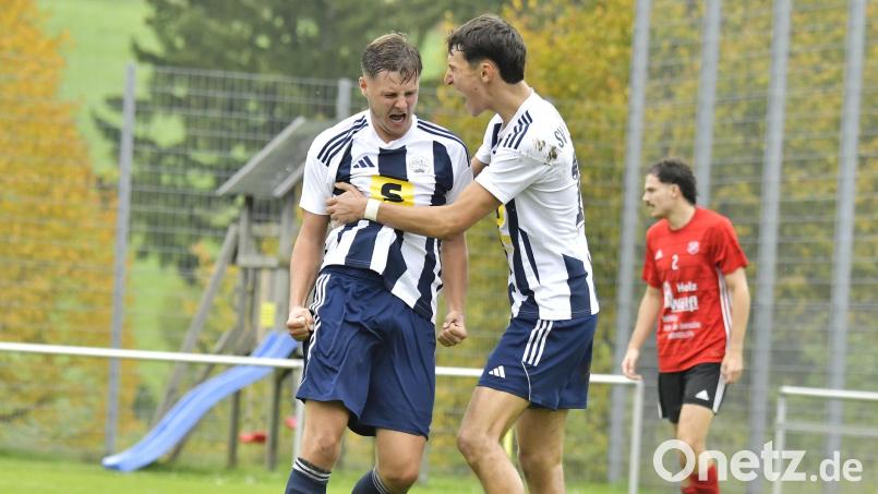 Ob sie auch am Sonntag wieder derart ausgelassen jubeln dürfen? Timo Rubenbauer (links) und Jakob Sabisch erwarten mit dem SV Raigering den TSV Königstein zum Top-Spiel der Kreisliga Süd im Pandurenpark. Archivbild: Hubert Ziegler