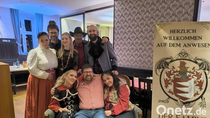 Das „Blutgräfin“-Team inklusive einem Zuschauer, der auch eine Rolle übernehmen durfte. Bild: Tanja Biersl/Ovigo-Theater