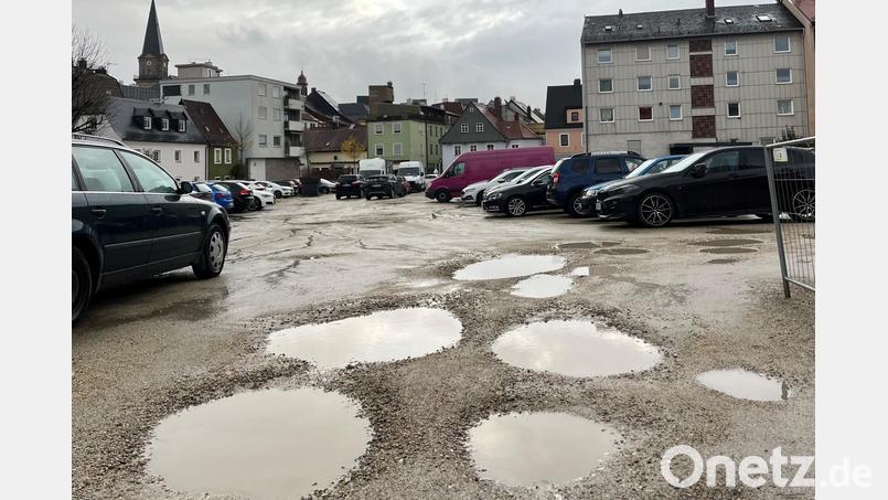 Dort, wo jetzt ein Parkplatz mit vielen Schlaglöchern zu finden ist, entsteht das neue „Quartier im Winkel“. Foto: Sophia Goldner