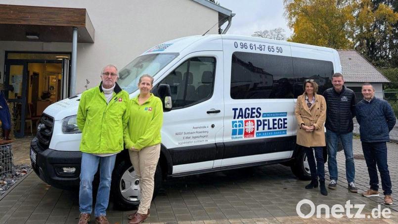 Die Ökumenische Tagespflege Sulzbach-Rosenberg erhält einen neuen Rollstuhlbus. Das freut Sebastian Birkl, Pflegedienstleiterin Katharina Morgenstern, Geschäftsführerin Birgit Singer-Grimm, Alexander Rall von Auto Auers, Daniel Artmann (von links) von Rollstuhlautos.de Bild: Romeo Mataj