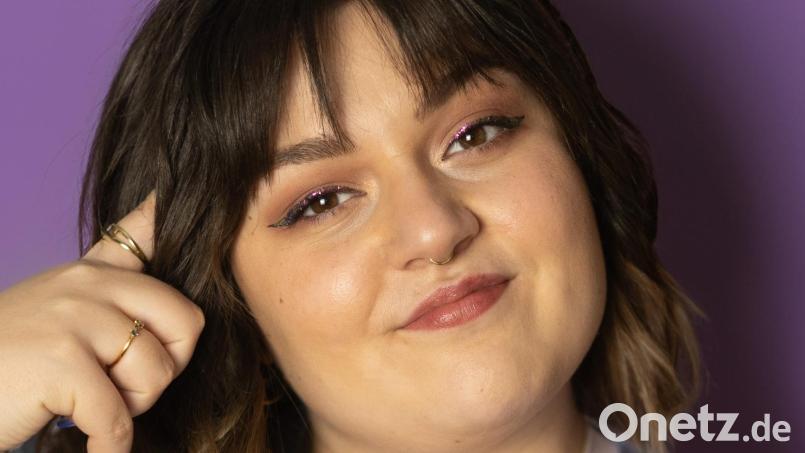 Teresa Reichl präsentiert ihr neues Programm „Bis jetzt“ im Musikomm in Amberg. Bild: Agentur Zweigold