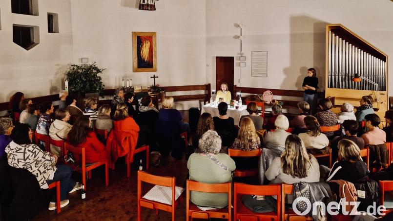 Autorin Susanne Gregor las aus ihrem neuen Roman „Halbe Leben“ in der evangelischen Kirche in Pfreimd. Bild: Wilnauer