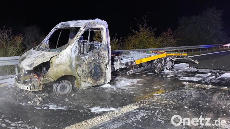 Weil er den Motorbrand rechtzeitig bemerkte, konnte der Fahrer eines Autotransporters zumindest seine Fracht retten. Bild: Verkehrspolizeiinspektion Amberg