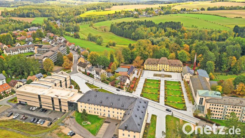 Wunderschön eingebettet in die Landschaft des Fichtelgebirges liegt der Ort Bad Alexandersbad mit dem modernen Alexbad. Bild: Florian Miedl