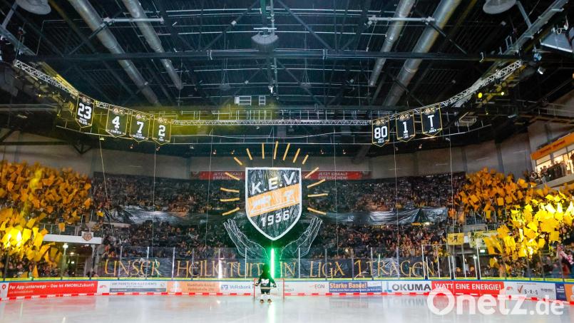 Unglaubliche Choreografie in der Krefelder Yayla-Arena. Schaffen die Pinguine diese Saison endlich den sehnlichen Sprung in die DEL oder korrigiert die Düsseldorfer EG den Systemabsturz der vergangenen Saison direkt? Alle 14 DEL2-Teams in der Übersicht. Archivbild: Samla