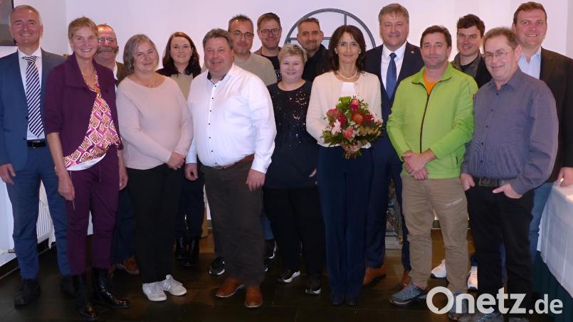 Die Kastler Marktratskandidatinnen und -Kandidaten mit Bürgermeisterkandidat Stefan Braun und seiner Gattin Daniela: (von links) Harald Schwartz, Monika Breunig, Andreas Otterbein, Birgit Wiesend, Christine Apel, Roland Bösl, Rainer Angermann, Harald Meier, Nicola Weiß, Cliff Rüdinger-Härlin, Daniela und Stefan Braun, Tobias Lang, Michael Hummel, Hubert Zollbrecht und Jürgen Rubenbauer Bild: jp