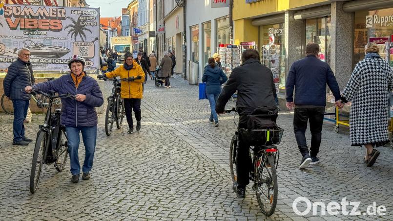 Räder und Roller in der Innenstadt werden hin und wieder zum Problem für Fußgänger, wenn sie zu schnell unterwegs sind. Das sorgte für Diskussionen in der Bürgerversammlung. Bild: Wolfgang Steinbacher