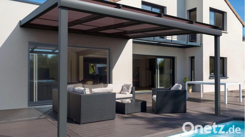Ein Schwandorfer hat für eine Terrassenüberdachung nicht gezahlt. Symbolbild: exb/djd/www.Lewens-Markisen.de/Eléonore H - stock.adobe.com